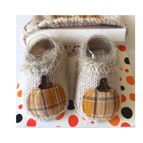 HALLOWEEN 🎃 NEWBORN HAT & BOOTIES - Picture 3 of 4